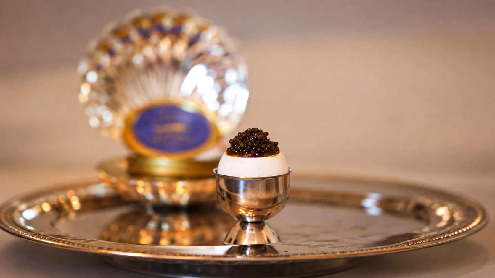 Caviar Cofré sobre un huevo, con la lata Imperial Beluga iraní 000 al fondo