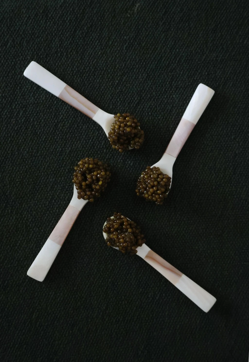 Caviar servido en cucharas de nácar