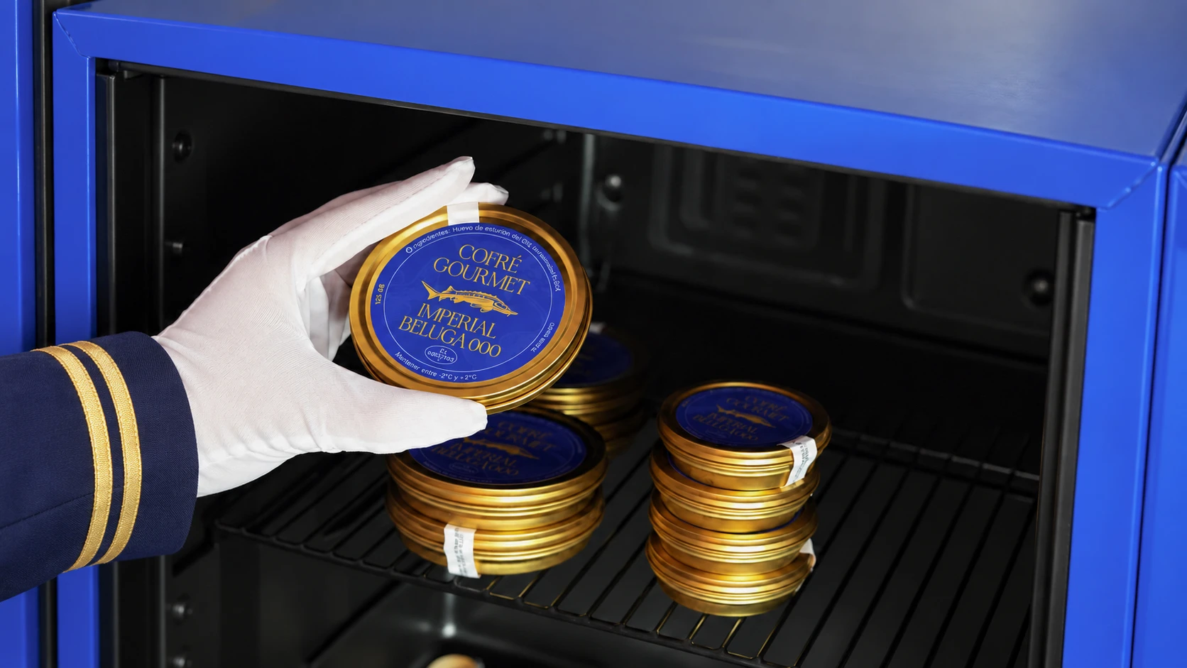 Selección de latas de caviar en el frigorífico Cofré